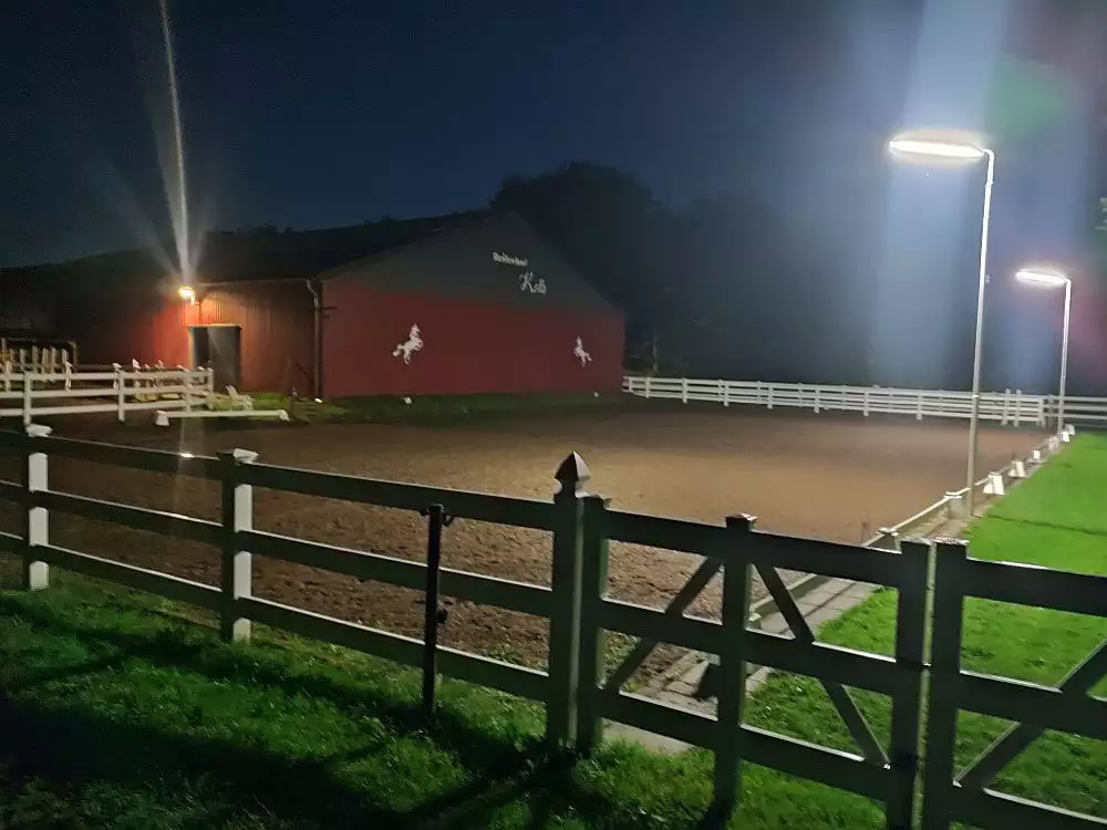 beleuchteter Reitplatz