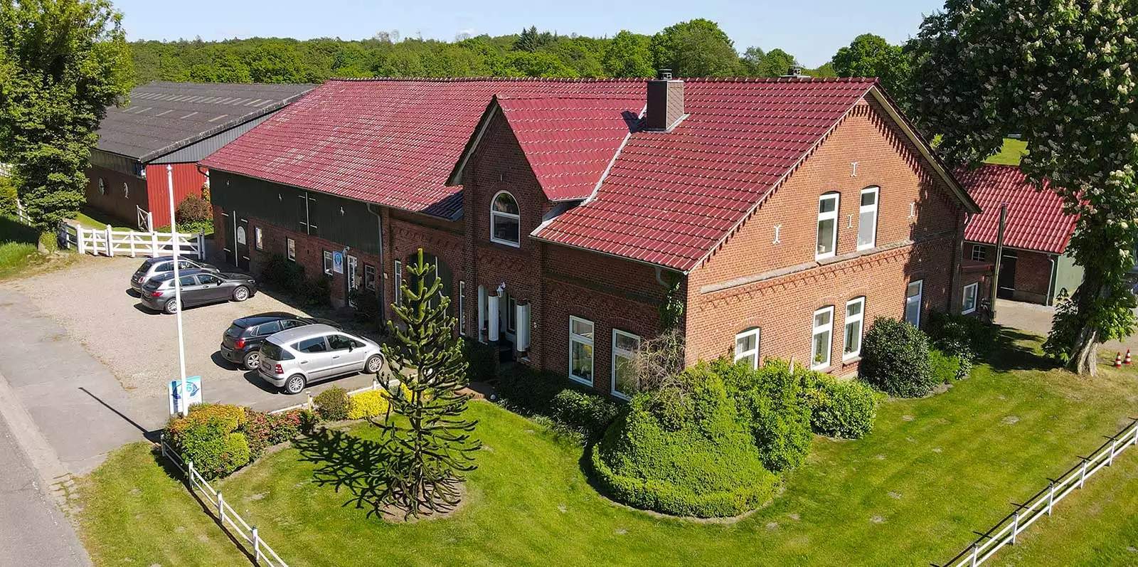 Eine Ansicht des Reiterhofs Kolb mit Parkplätzen aus der Vogelperspektive