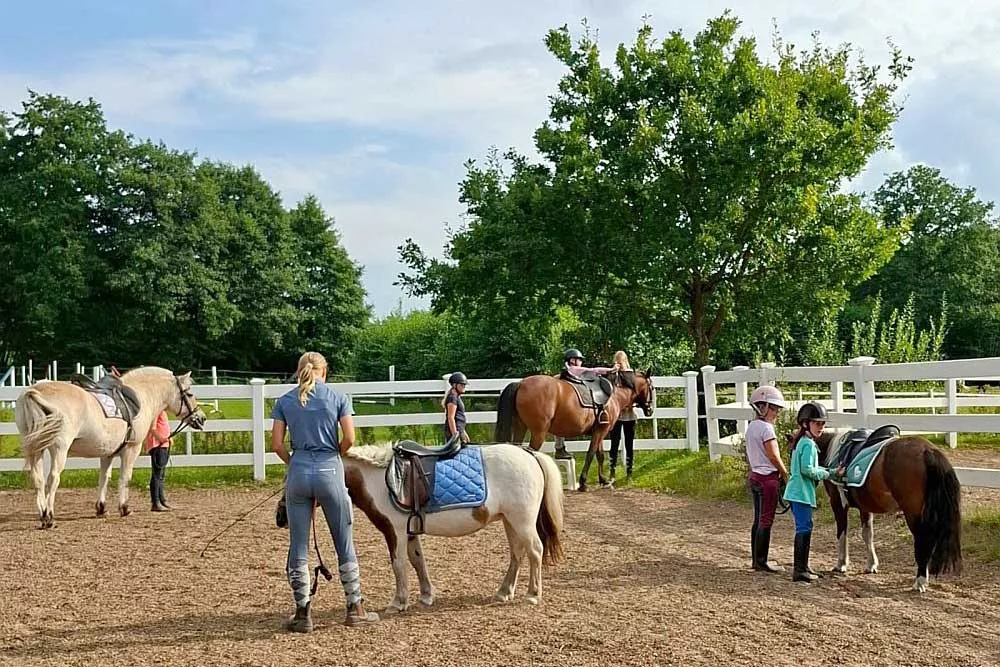 Reitunterricht für Kinder auf dem Reitplatz