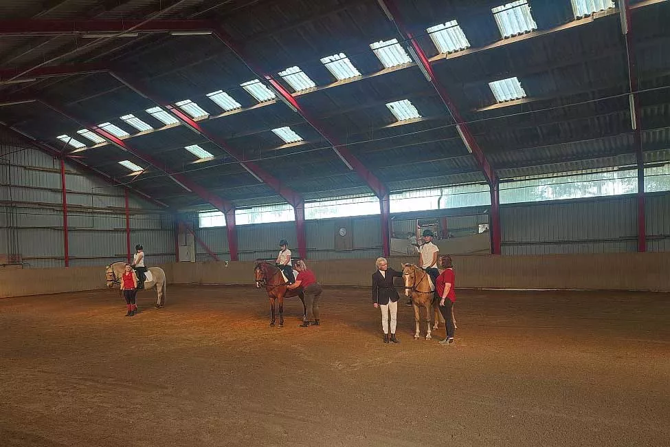 Reitprüfung in der Reithalle