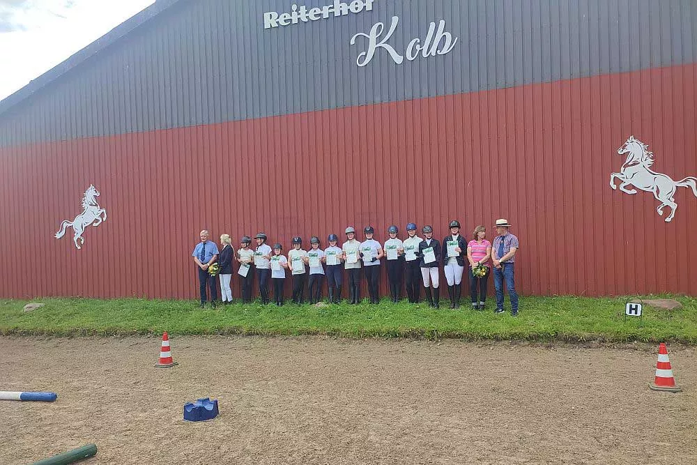 Erfolgreiche Reitprüflinge mit Urkunde