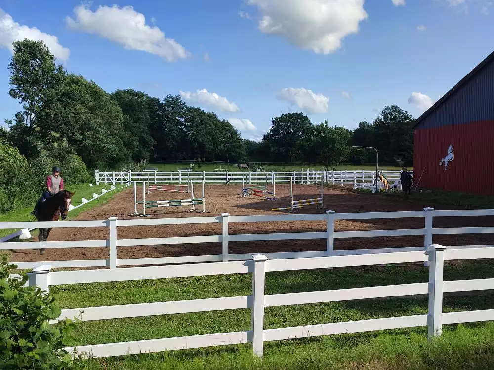 Dressur- und Springplatz direkt am Hof
